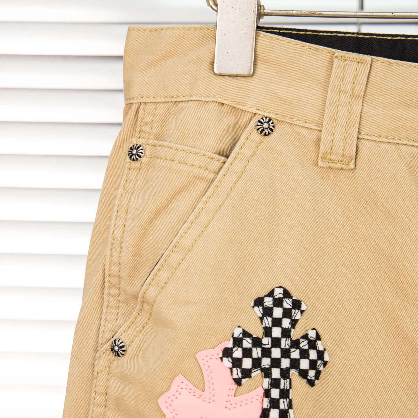 P260 Chrome Hearts Cherry Blossom Pink Leather and Wooden Spliced ​​Washed Jeans Authentically restore the ultimate vintage texture. Three-dimensional version. Loose and comfortable, not picky about the figure. Makes taller and slimmer. Factory-made. Original factory quality control. Same style for men and women. Can be matched with couples. Versatile recommendation. Must-have jeans for all seasons. Fashionistas have been disappointed. The quality selection of fabrics, the tailoring of details, and the matching of patterns are all impeccable! The upper body is so handsome when worn...it can be easily worn by men, women and children! The craftsmanship is made of heavy-duty washed pure cotton denim fabric. After washing, it is soft and thick. It is very stylish when worn on the body. Style number: 1758# (the same jacket is available) Color: Khaki Size: 28 30 32 34